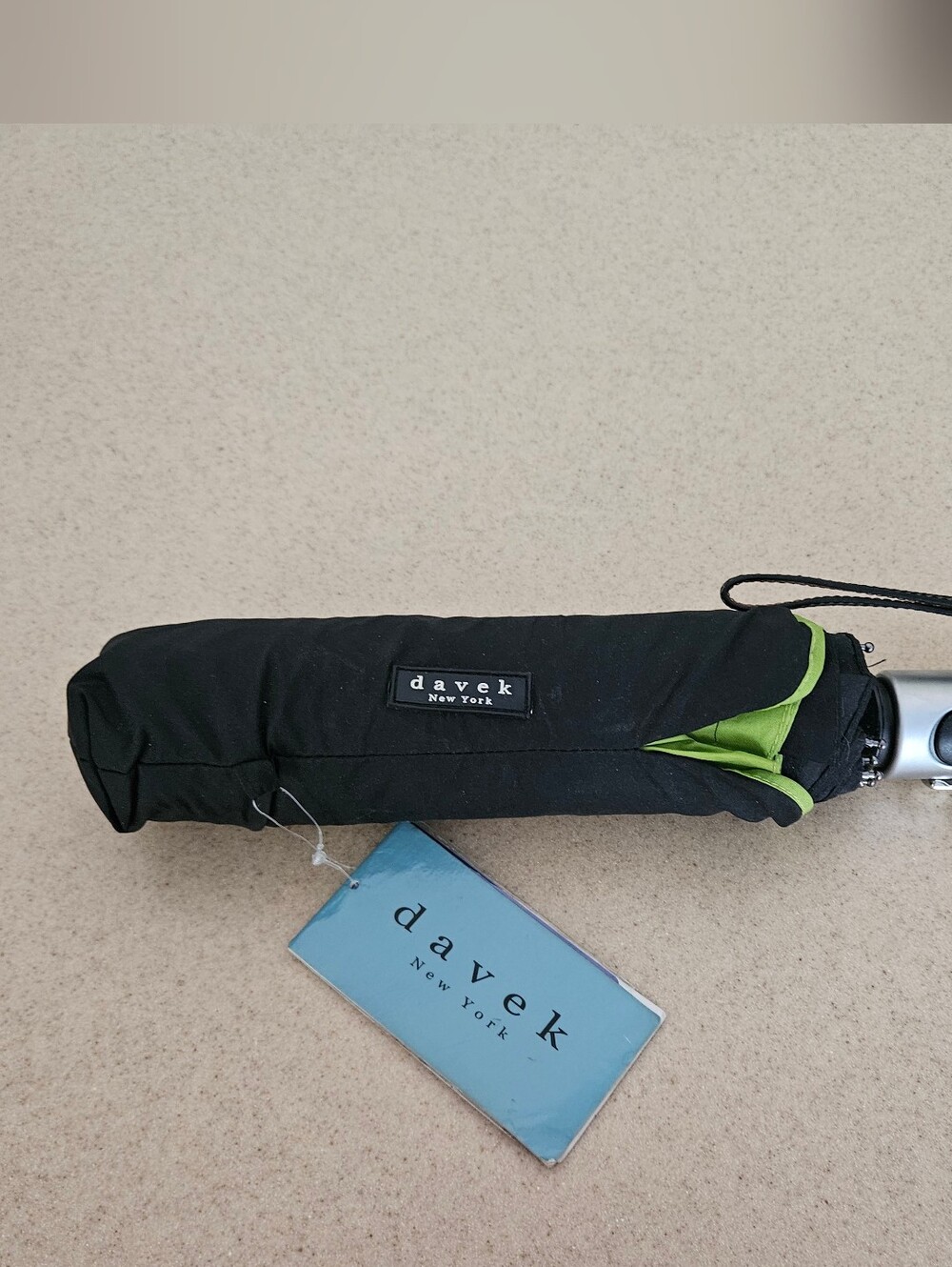 NWT DAVEK SOLO INDIVIDUAL FOLDING UMBRELLA WASABI GREEN BLACK AUTOMATIC BUTTON